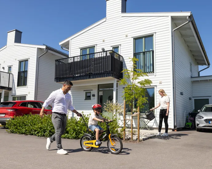 En man på cykel bredvid en liten pojke på cykel.
