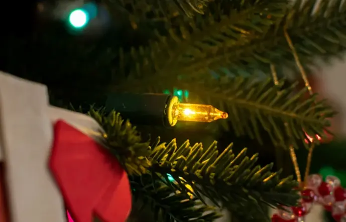 Närbild på julgransbelysning