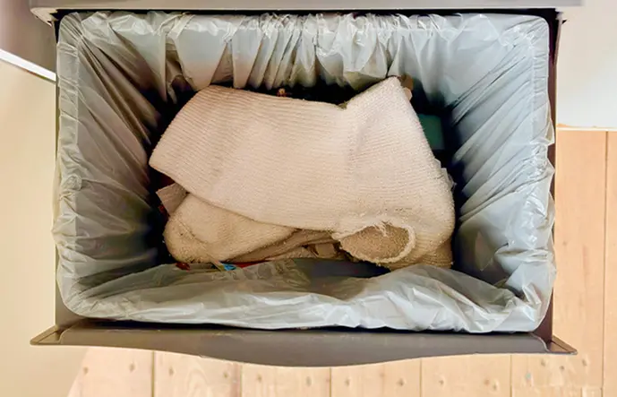 Ett par trasiga sockar som slängts i soporna.